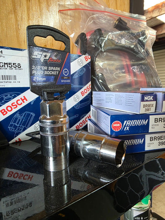 Rotary spark plug socket